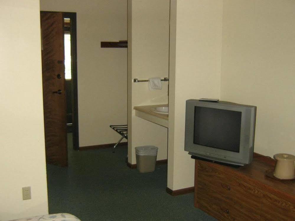 Chapel Hill Motel Brevort Exterior foto